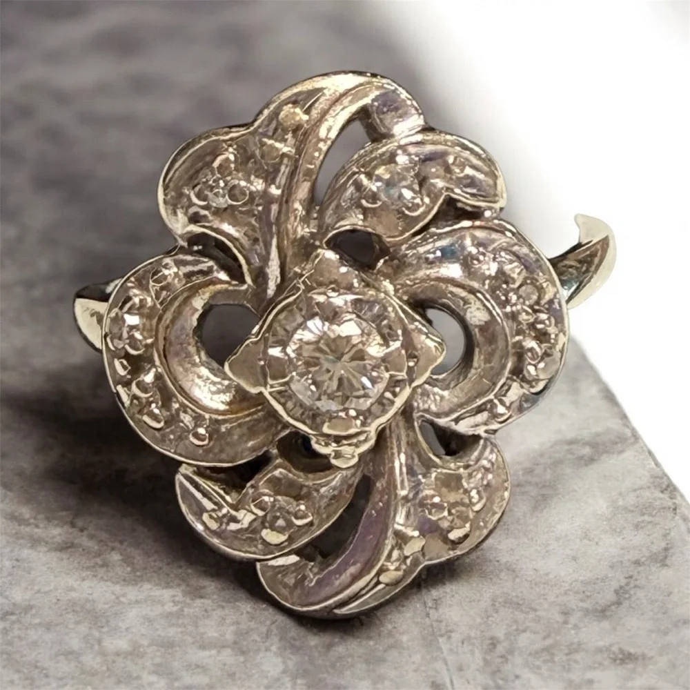 • VINTAGE Dazzling 14kwg Floral Ring with DIAMONDS •